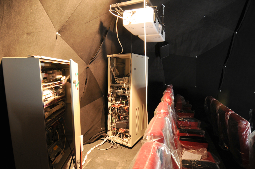 Mirror Infinity Dome™ premium kino ir renginių patirtis — 4d_cinema51